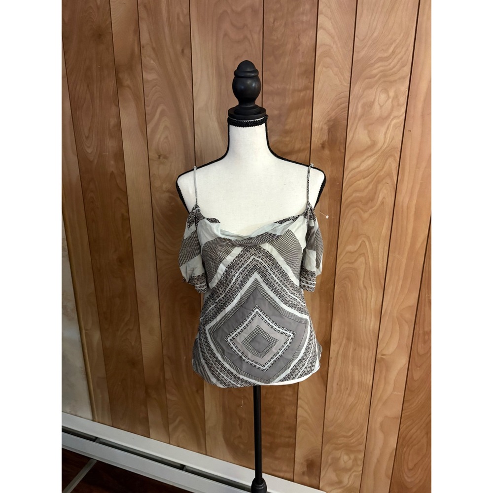 BCBG MAXAZRIA Silk Cold Shoulder Geometric Scarf Print Top Grey Black Small‎